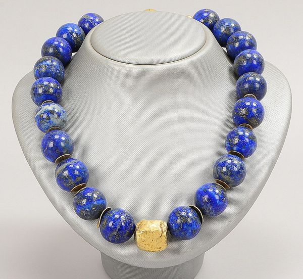 Collier, mit Lapislazuli-Perlen/Ø 20 mm, und zentr. Silbernugget, Silber-Magnetschließe