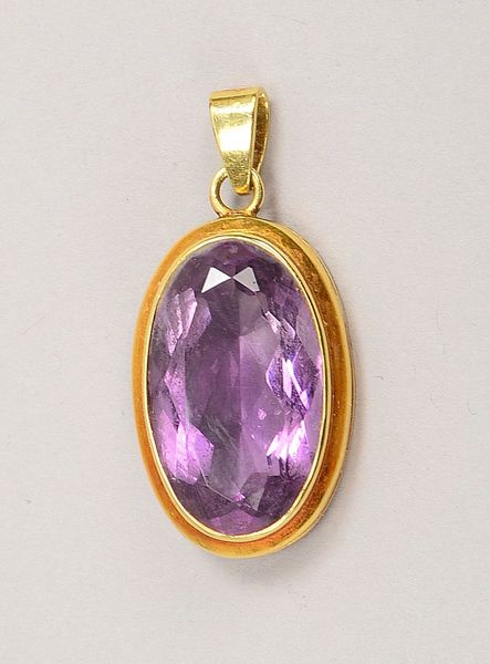 Anh., 585 GG (gest.), mit fac. Amethyst im Ovalschliff; Maße 16 x 25 mm, Gew. 6 g
