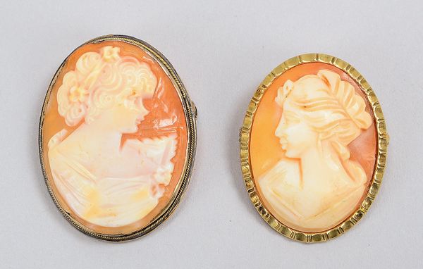 2 Broschen mit Kamée-Besatz, geschn. 'Frauenportraits': 1x Silber gef./1x 375 GG gef.