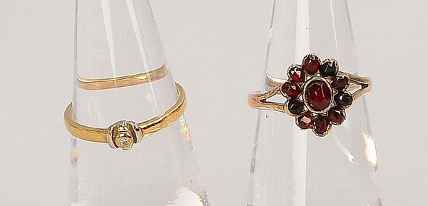 2 Ringe, 333 Gold: 1x 333 GG (gest.), Granatbes., 1x 333 RG (gepr.), mit Diam.