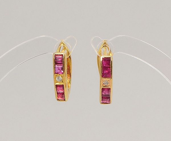 Paar Ohrstecker, 333 GG (gest.), jeweils mit Diam. und 4-f. Rubinbes.; Gew. 2,20 g