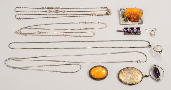 Silberschmuck, div. Teile/Ausf., teils mit Bernstein: Halsketten, Broschen, u.a.; Gew. 160 g