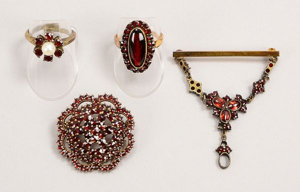 Granatschmuck, 4 Teile: 2 Broschen, 1x 585 GG-Brosch., 1x Silber; und 2 Ringe, jew. Silber
