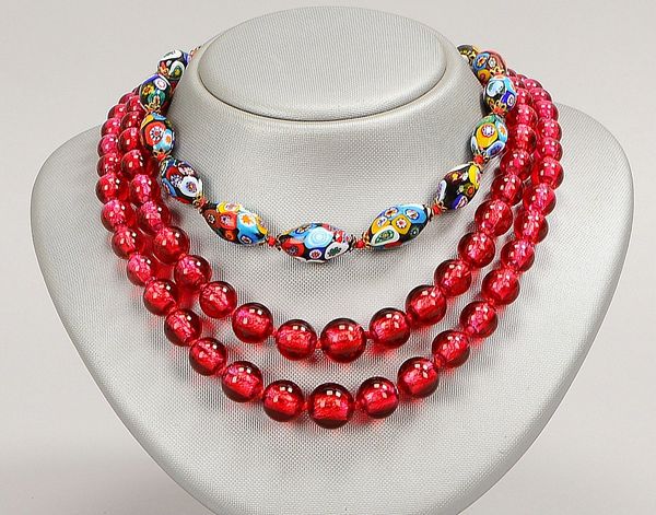 2 Halsketten, jeweils mit Glasperlen-Besatz, verschiedene Ausführungen: 1x rotes Glas, 1x Murano, Pe