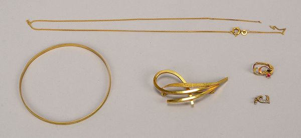 5 Goldschmuck-Teile, 333 GG: Halskette, Armreif, Brosche, Anh. und Ohrh.; Gew. 11 g