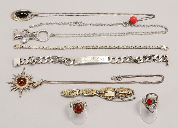 Kleines Silberschmuck-Konvolut, 8-teilig: 3x Halsketten, 2x Ringe und 3x Armbänder; Gewicht zusammen