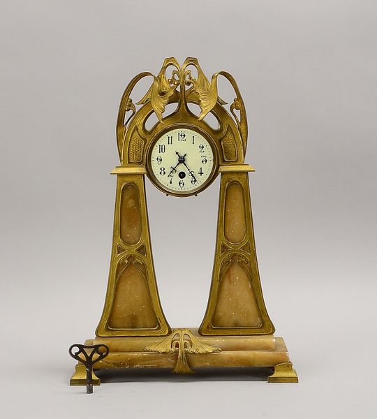 Tisch-/Kaminuhr, Messing, kon. Säulen, Emaille-Ziffernbl., auf getr. Sockel; Höhe 46 cm