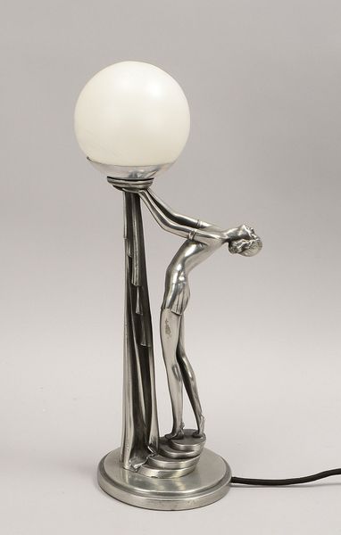Tischlampe (Art déco), pat. Alu-Figur, 'Grazie', auf Sockel, Opalglas-Schirm, Schnurschalter