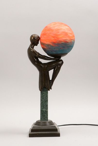 Tischlampe (Art déco), Bronze-Schaft, Figur auf Sockel, orangef. Glasschirm/farb. Einschm.