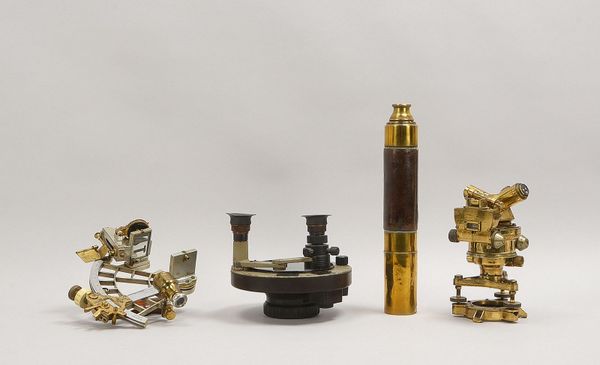 Sammlerkonvolut: Sextant, Nivelliergerät, astronom. Rechengerät, und Fernglas