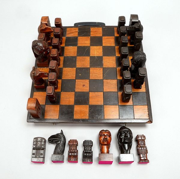 Holz-Schachspiel, alt, handgeschn. Figuren/südamerik. Motive, im Holzkasten