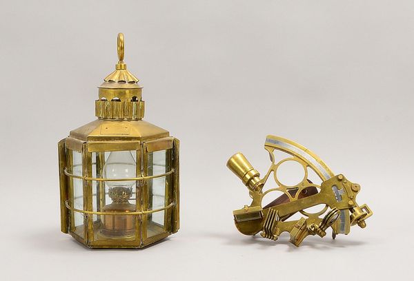 1 antiker Sextant, Plath/Hamburg; und 1 Petroleum-Schiffslampe, Höhe 38 cm