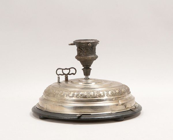 Alter Tannenbaumständer (um 1900), mit Aufsatz und Spieluhr, Schlüssel anbei; Ø 37 cm
