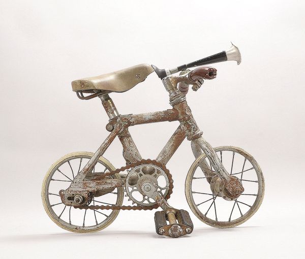 Altes Zweiradmodell/Miniatur-Fahrrad, Eisenrahmen, vollst. mit Pedalen, Kette, Sattel, u.a.