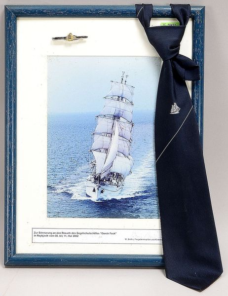 3 maritime Sammlerstücke, 'Gorch Fock': 1 Bild/ger., 1 Krawatte und 1 Krawattennadel