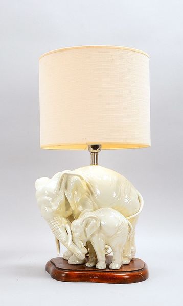 Tischlampe, 1-fl., figürl. Porzellanschaft, Textilschirm, auf Holzsockel - funktionstüchtig