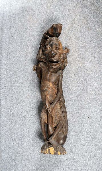 Gr. Ahnenfigur (Stamm der Baule), 'Häuptling mit Chamäleon', Ebenholz; Höhe 108 cm