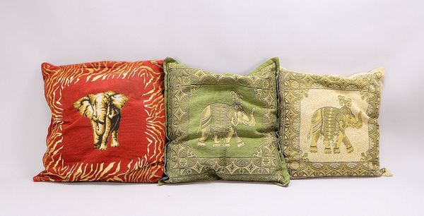 3 dekor. Kissen (Indien), jeweils mit Elefantenmotiv; Maße bis 65 x 65 cm