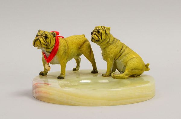 Visitenkarten-Schale, Onyx, mit 2x Kleinbronzen, 'Bulldoggen', farbig gef.; Ø 20 cm