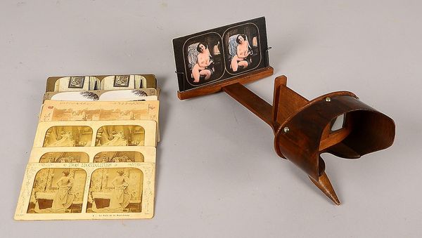 Antiker Bildbetrachter/Stereoskop (um 1900), Holz, mit kl. Stereobilder-Slg./teils erot.