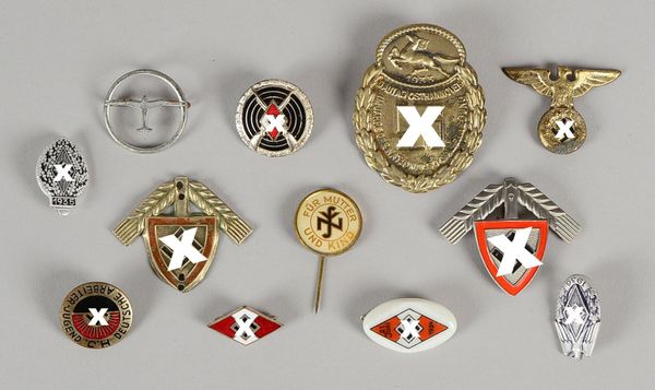 Abzeichen-Slg. (II. WK), 12 Stück, u.a. 'HJ-Schießabz.' in Silber, 'Gauabz. 1933 - Ost-Hann.'
