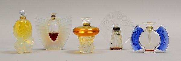 Lalique, 5 Parfumflacons, Glas, relief./figürl. ('Weibl. Akte'); Höhe 10 cm - 14,5 cm
