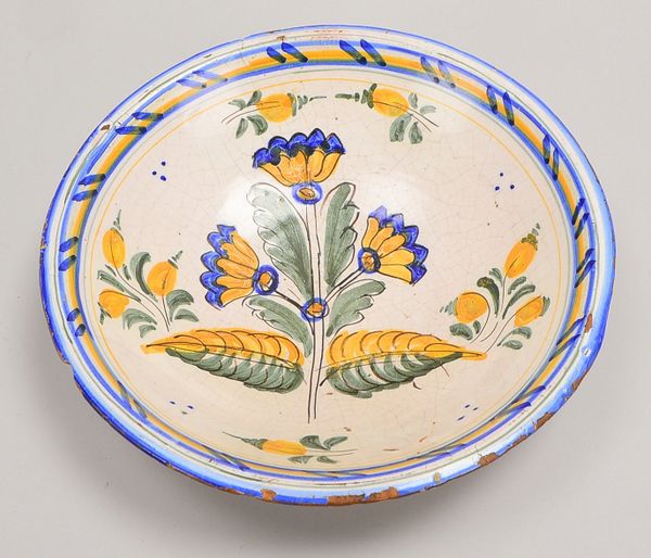 Kellinghusen, Fayence-Schale, beigef. Glasur mit flor. Dekor; Höhe 6,5 cm, Ø 25 cm