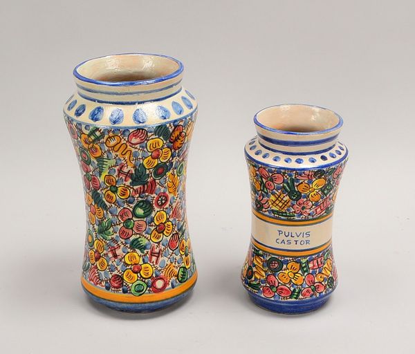2 Fayence-Gefäße, Wandung glasiert, polychr. flor. Motive; Höhe 21,5 cm/Höhe 27 cm