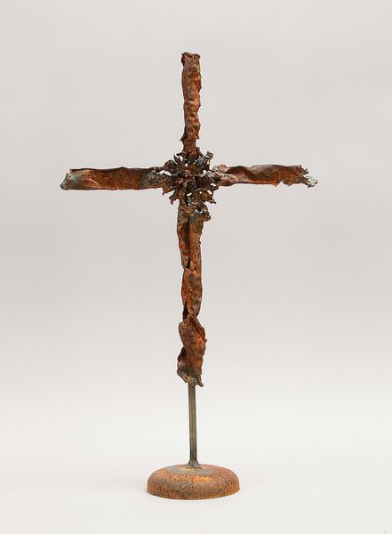 Stand-/Tischkreuz, gedrücktes Eisenblech - korrodiert, auf Rundsockel; Höhe 52 cm