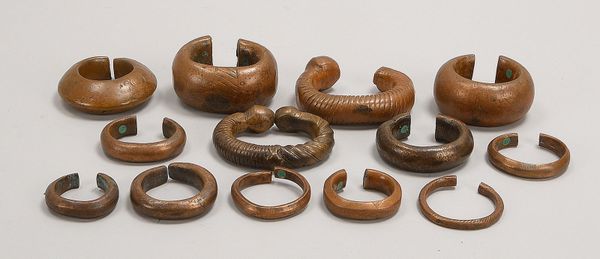 Kl. Marillen-Slg., Kupfer/Gelbguss, Punkt-/Strich- und Kreisdekor, Rillenverz., 13 St.