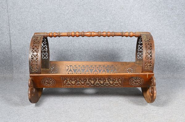 Antike Babywiege (Umkreis Syrien, 19. Jh.), Holz, mit Alterspatina; Länge 101 cm