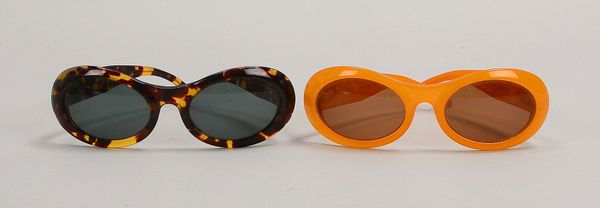 2 Gucci-Sonnenbrillen, Mod. 'GG 2400/NS', 1x Schildpatt-Optik, 1x bernsteinf., im orig. Etui