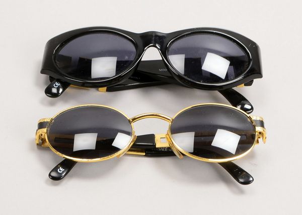 2 Versace-Sonnenbrillen, 1x 'T 74', 'Col. 852'; 1x 'S 68', 'Col. 16 M', im orig. VBeutel