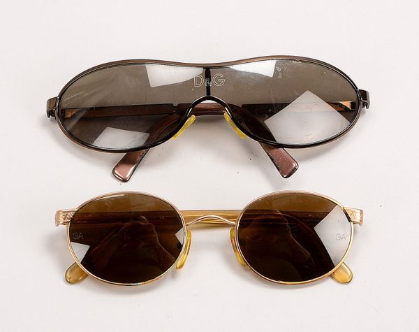 2 Sonnenbrillen: D&G, 'D&G 2015', im Cartier-Etui; und Georgio Armani, '633/816'