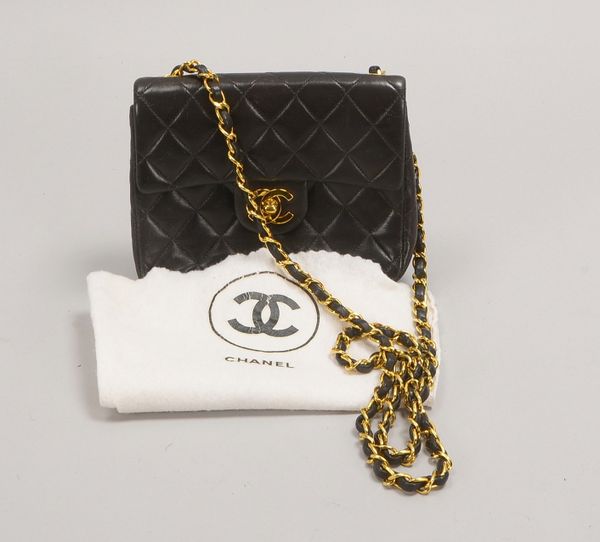Kl. Chanel-Tasche, 'Double Flap - Medium', schw. Lammleder, 24 kt-verg. Tragekette/Schließe
