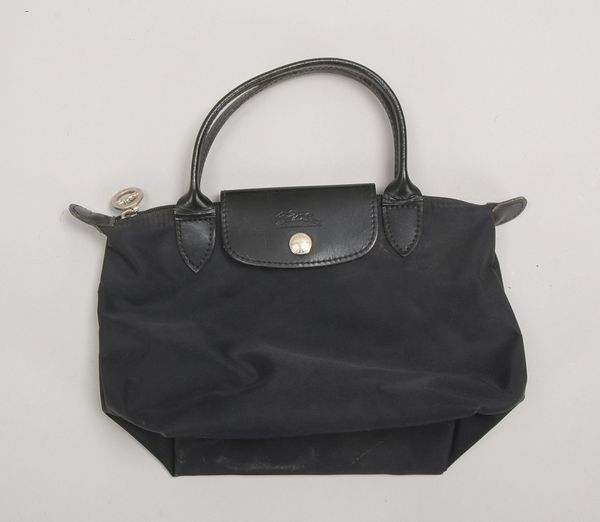 Longchamp/Paris, kl. Designer-Tasche, schw. Textil und Leder, neuw.; Maße 17 x 16 cm