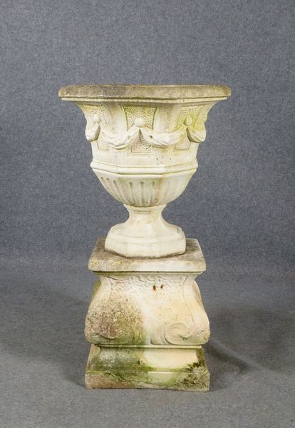 Blumenübertopf, Steinguss, auf Steinguss-Postament; Höhe 56 cm, ges. 100 cm
