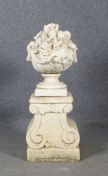 Steinguss-'Früchtebouquet', auf Steinguss-Post.; Höhe 50 cm, ges. 94 cm