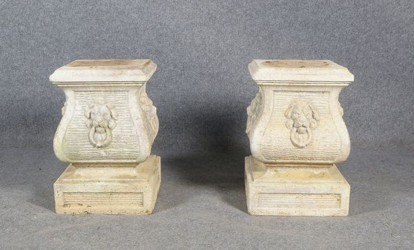 Paar Steinguss-Postamente, umlaufend mit 'Löwenkopf'-Reliefs; und Kunstst.-Puttofigur