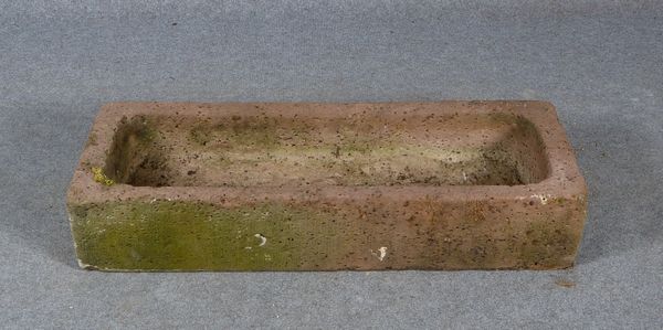 Gr. Wassertrog/flache Tränke, rötlicher Sandstein mit poriger Oberfl.; Breite 105 cm