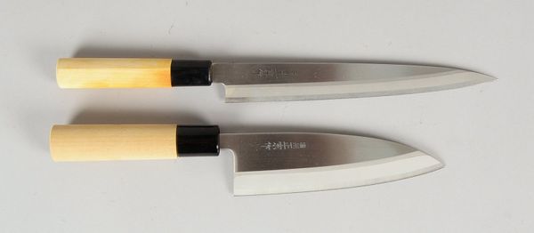 2 orig. japan. Kochmesser, hochw. Stahl, Klingen signiert, Holzgriff; Länge 28,5 cm/32,5 cm