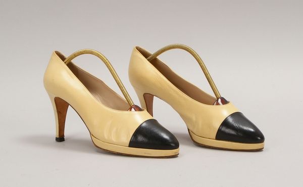 Chanel-Damenschuhe, cremef. Glattleder/schw. Spitze, sehr elegante Ausf.!; Gr. 40