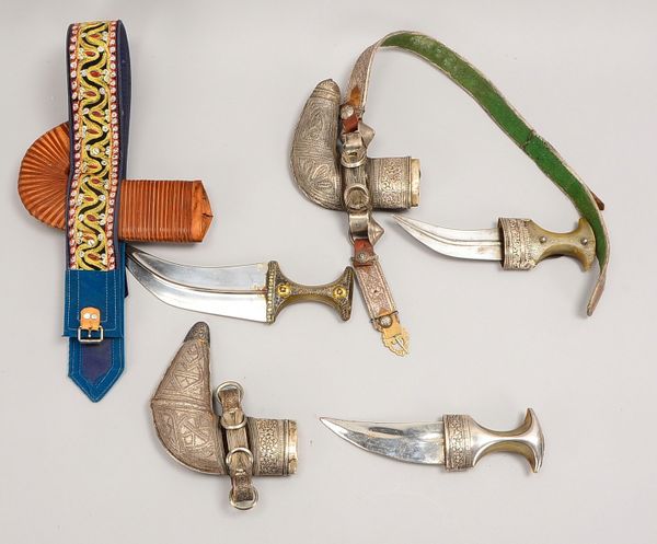 3 Jambiya-Messer (Jemen), in Scheide/teils mit Silber beschl., 1x Leder; Länge 30/35 cm