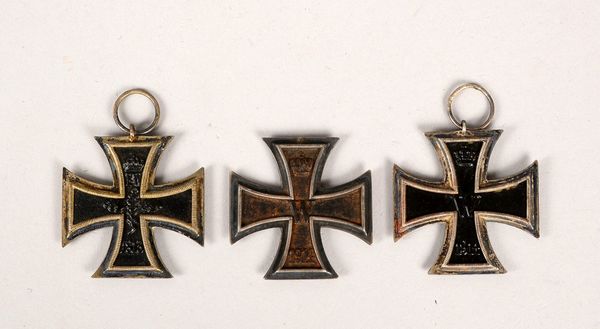 3x Abzeichen ('Preußen'/'I. WK'): 'Eisernes Kreuz II. Klasse', '1813' - '1914'