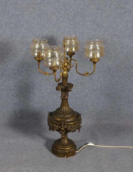 Gr. Standleuchter, Holzkorpus/verg., mit Messingarmen und Glasschirmen, elektrif.