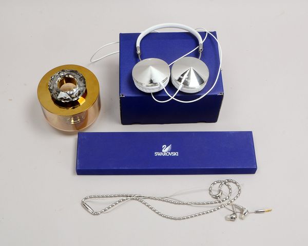 2 Swarovski-Kopfhörer: 'Over ear', mit Bügel; und 'In ear', mit Box/'Allure'-Box 'Crystal Gold'