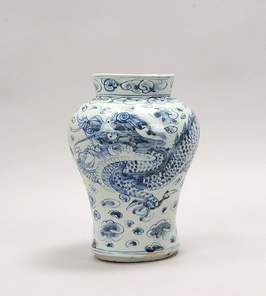 Porz.-Tischvase, blaue Unterglasurmalerei (Drachenmotiv), ungemarkt; Höhe 26 cm