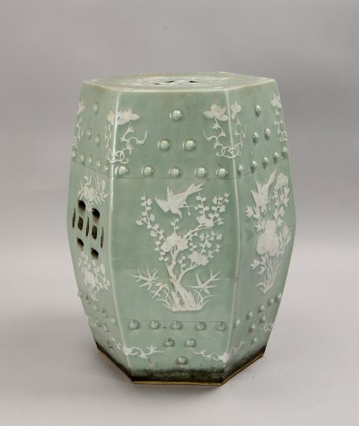Porz.-Hocker (China), 6-passig, part. durchbr., erhabenes weißes Dekor/seladonf. Grund
