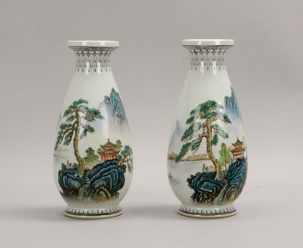 2 Porz.-Vasen (China - '6-Zeichen-Marke'), ovoider Korpus/Landschaftsdekor