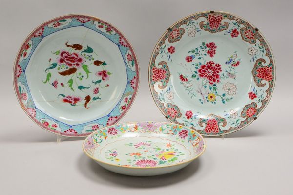 3x Porz.-Teller (China), polychr. florales Dekor, ungemarkt; 2x Ø 38 cm, 1x Ø 33 cm